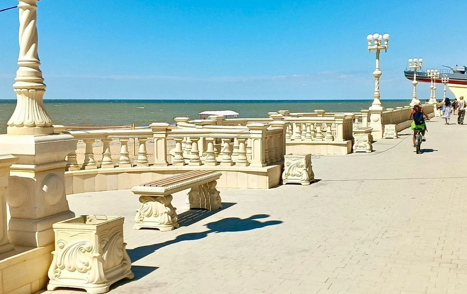 В Приморско-Ахтарске завершают благоустройство набережной. Фото: пресс-службы администрации Краснодарского края.