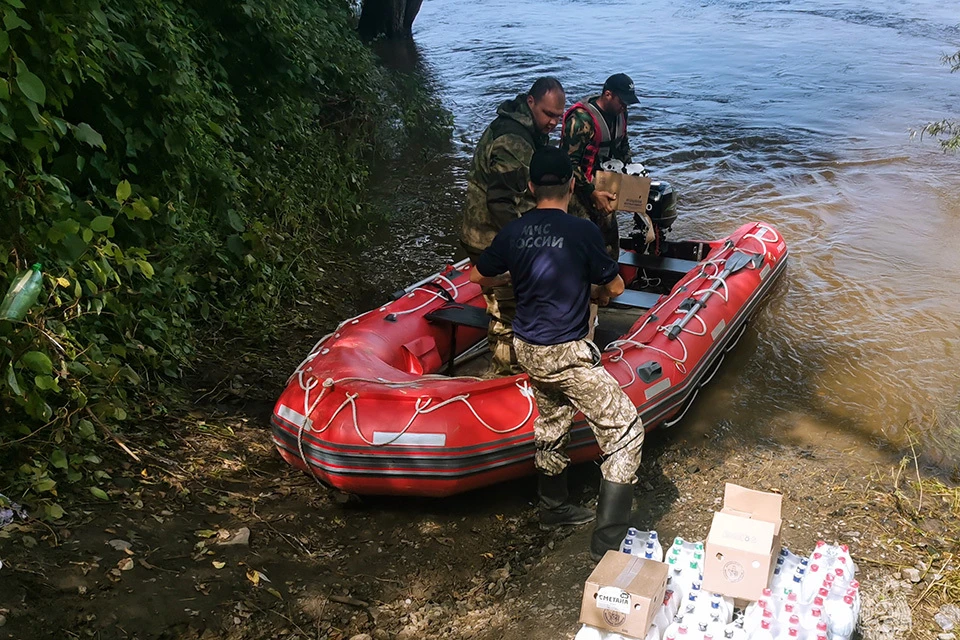 Сперва спасателей доставили в Хабаровский край, после чего распределят по районам Приморья.