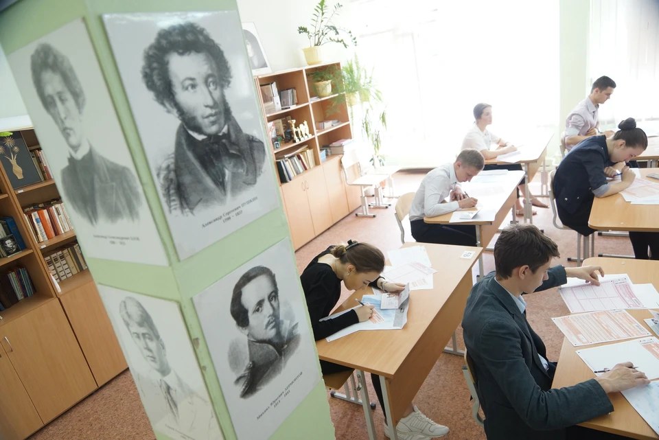 Учащиеся 11-х классов во время сдачи ЕГЭ по русскому языку.