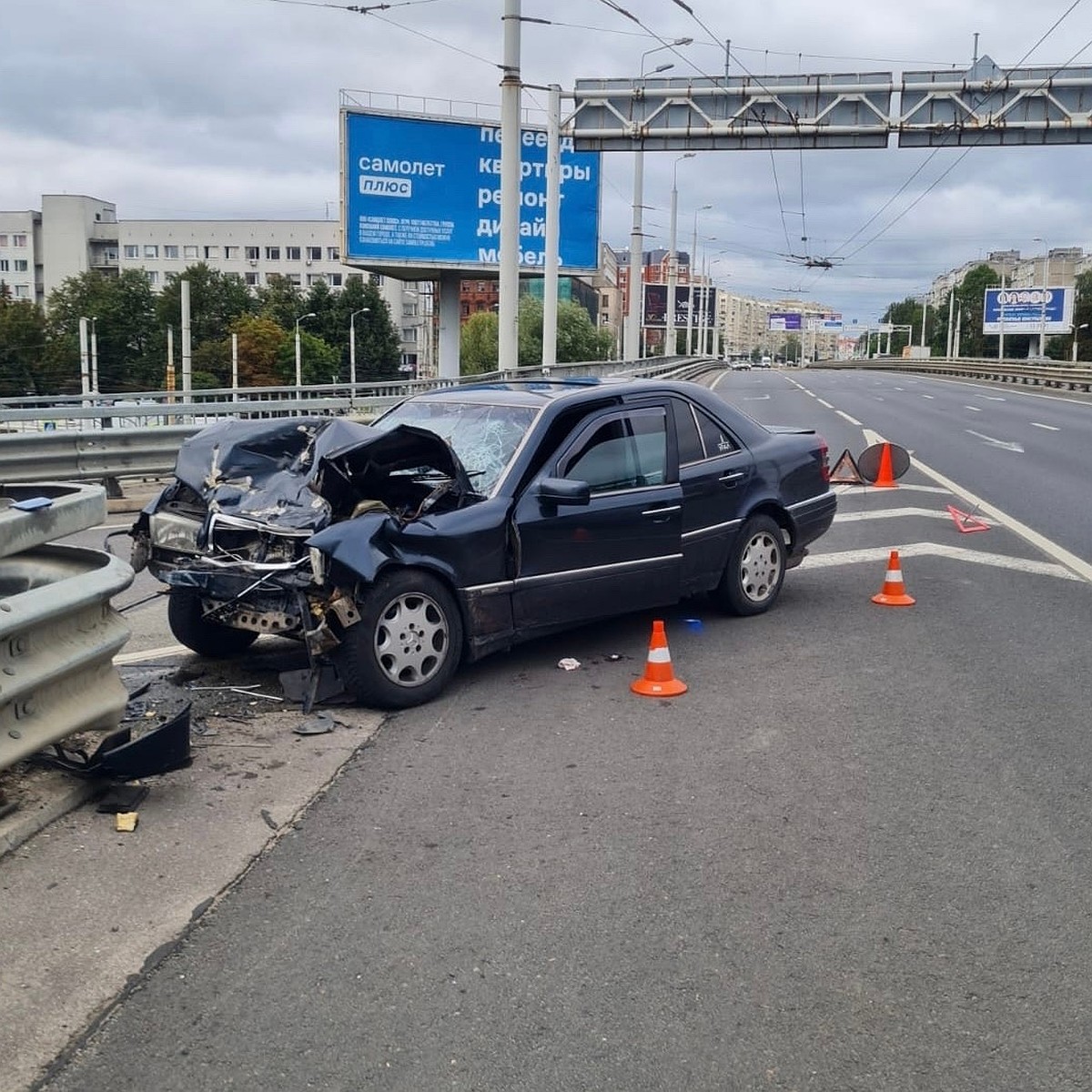 На Московском проспекте «Мерседес» врезался в дорожное ограждение, два  человека госпитализированы - KP.RU