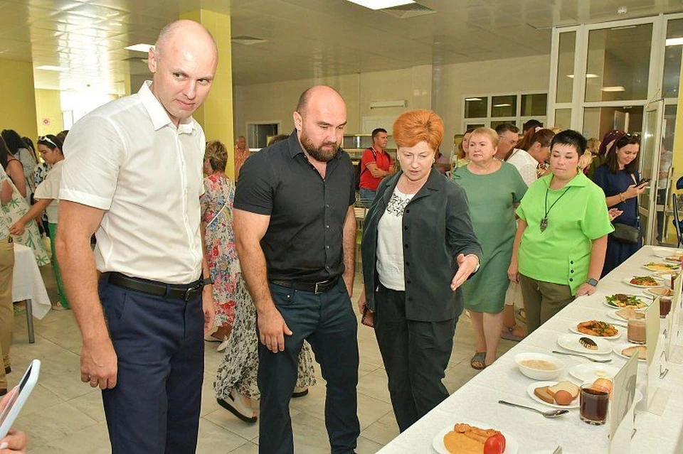 В Сочи родителям дали попробовать школьное меню. Фото: t.me/officialsochi