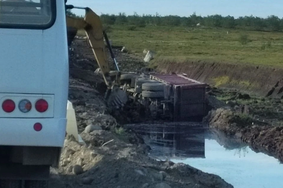 Днем 31 августа по дороге в Териберку случилось ДТП с участием одной машины. Фото: "Моя Териберка" | интернет-газета / vk.com/my_teriberka