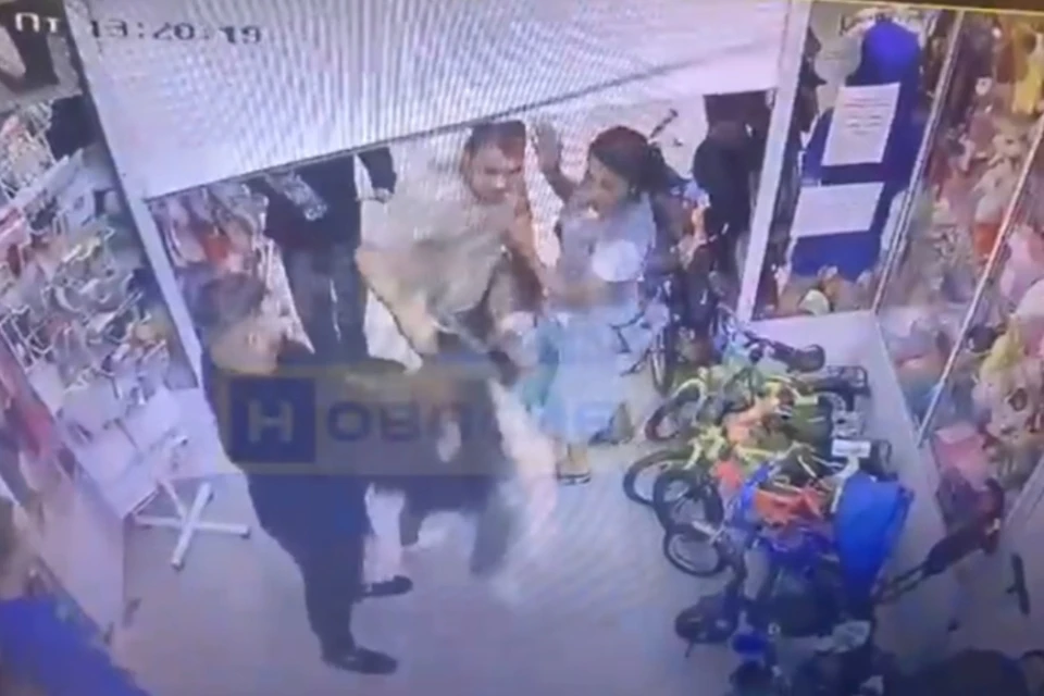 Отец ребенка напал на продавца при попытке закрыть магазин. Фото: Группа «Инцидент. Новосибирск» «ВКонтакте»