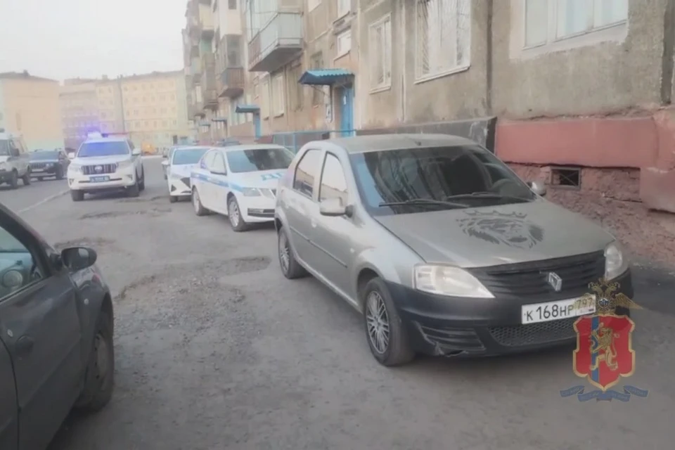 В Норильске трое мужчин после погони напали на инспектора ДПС. Стоп-кадр видео