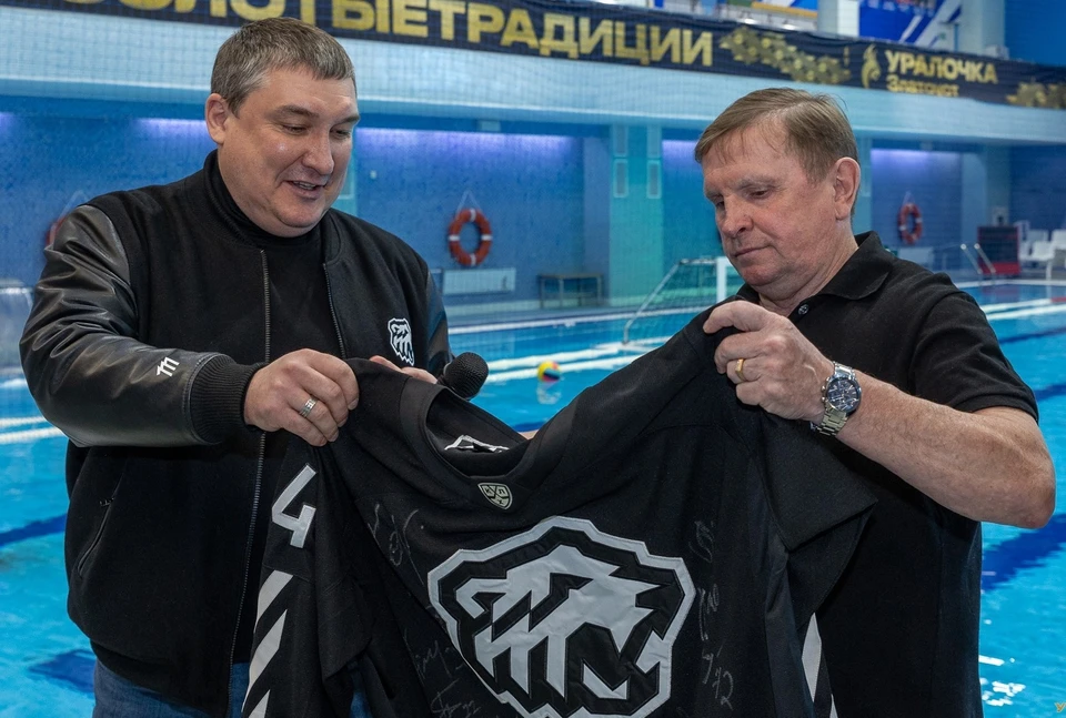 В межсезонье триумфатор женской ватерпольной Суперлиги Михаил Накоряков (слева) поделился своим успехом с наставником «Трактора» Анваром Гатиятулиным. Фото: ВК «Динамо-Уралочка»