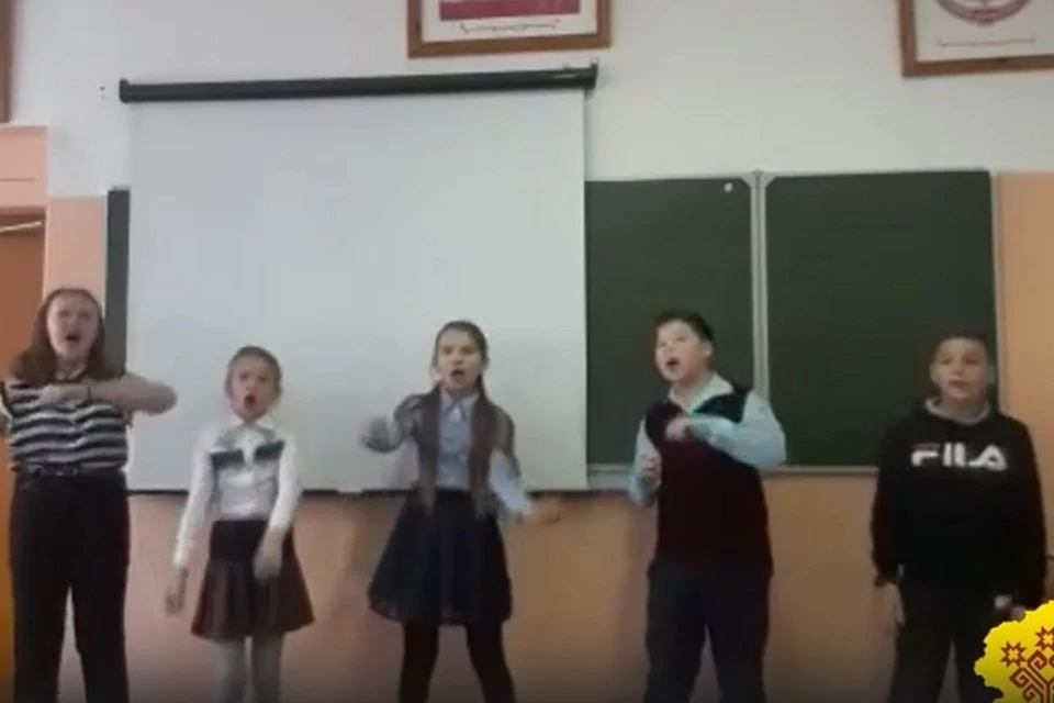 Дети с воодушевлением зачитывают в популярном жанре музыки произведения чувашских и отечественных писателей.