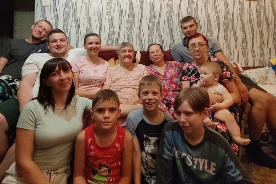 Семья из 14 человек бежала из-под обстрелов в Ростовскую область.