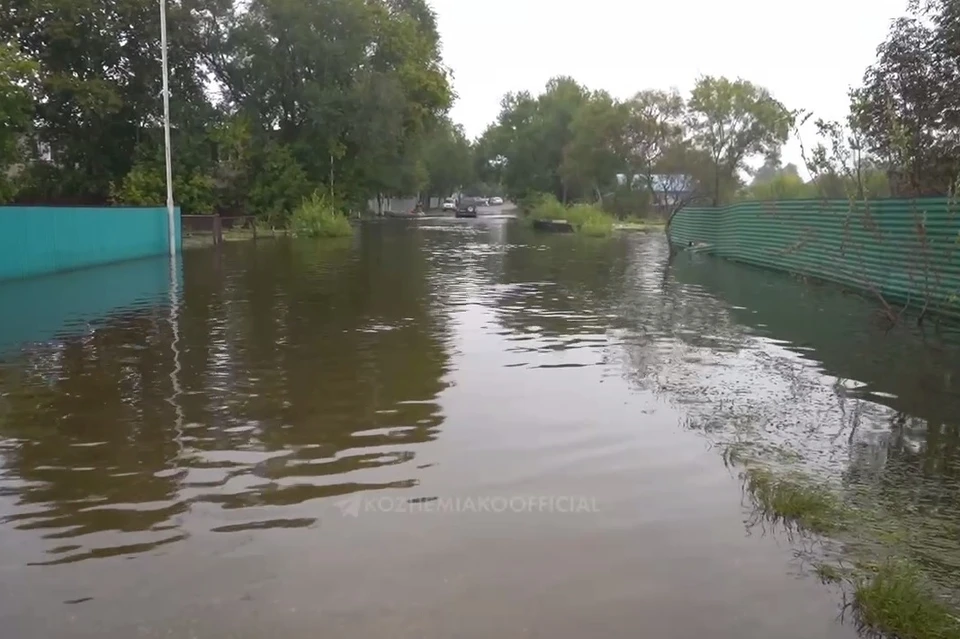 В городе сохраняется сложная ситуация с подтоплениями дорог и домов