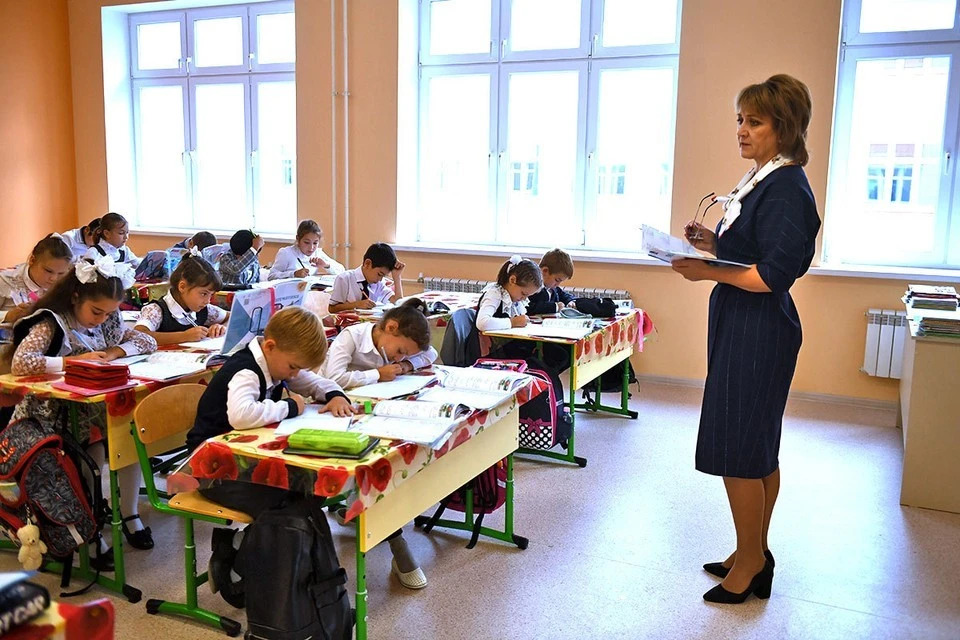 Юрист рассказал, какие подарки не стоит дарить учителям