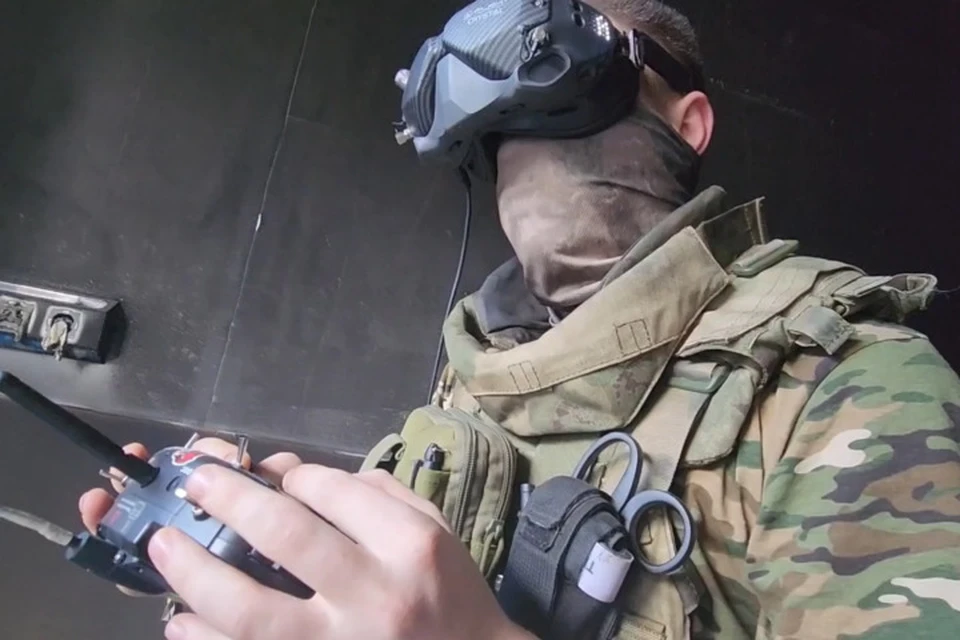 Десантники ВДВ применяют дроны-камикадзе для уничтожения скоплений украинских формирований в укрытиях, расположенных в лесопосадках. Фото: скриншот видео
