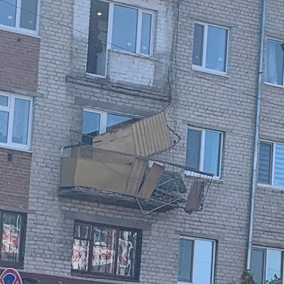 В Ялуторовске на Скворцова-Степанова вместе с мужчиной с четвертого этажа  обвалился балкон - KP.RU