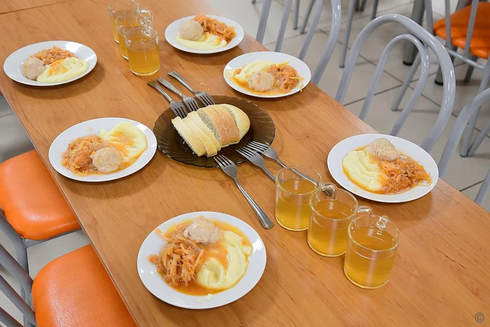 Школьникам на завтрак подавали кнели из курицы с соусом