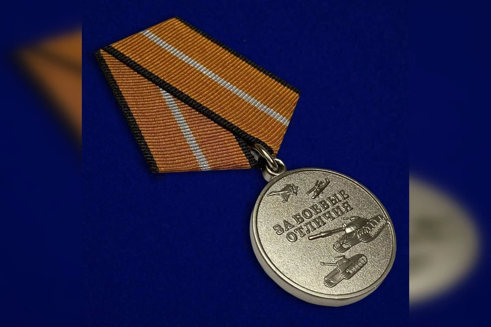 Ведомственный знак отличия Министерства обороны РФ мужчина получил за отвагу и самоотверженность, проявленные при выполнении боевых задач