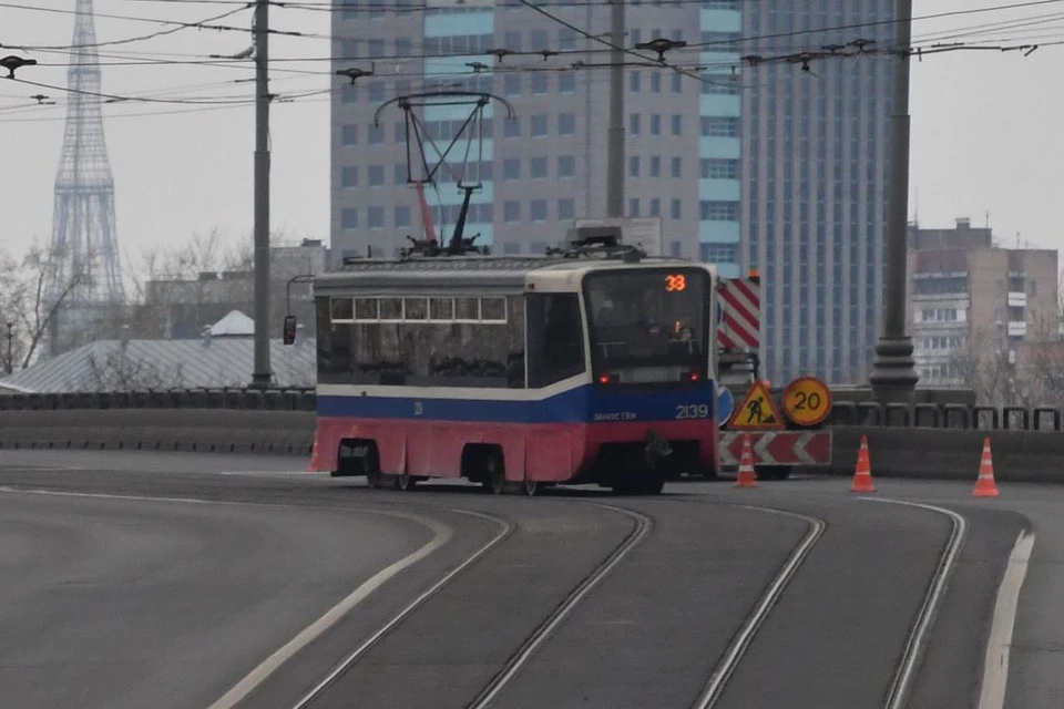 В Новосибирске кто-то бросил автомобиль Меrсеdеs GL 350 на трамвайных путях.