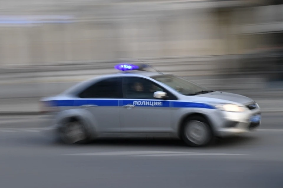Владелец нелегальной заправки наехал на ногу полицейского в Новосибирске.