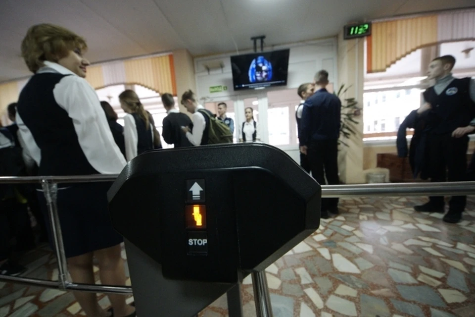 В результате проверки выяснилось, что турникетов достаточно для пропуска потока детей.