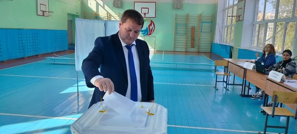 Глава города исполнил свой гражданский долг, проголосовав в школе №6 города Ульяновска. Фото телеграм-канал Александра Болдакина