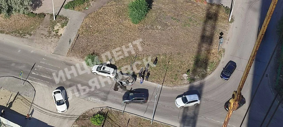 На улице Аблукова в Ульяновске по неизвестным причинам перевернулся автомобиль. Фото телеграм-канал Треш Ульяновск
