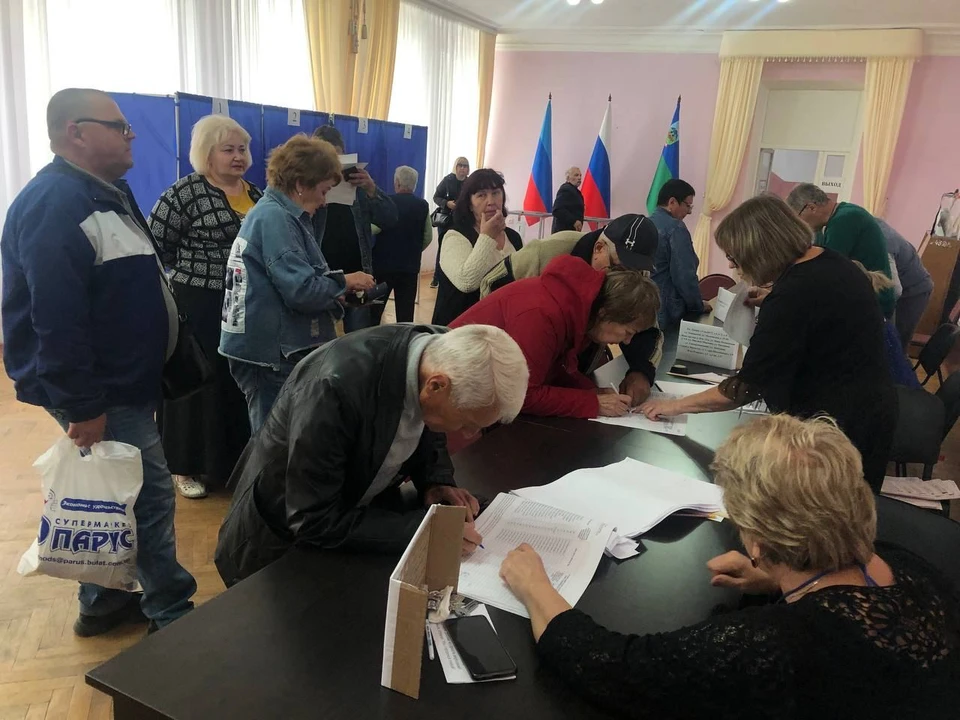 Люди активно посещают избирательные участки. Фото: Избирательная комиссия ЛНР