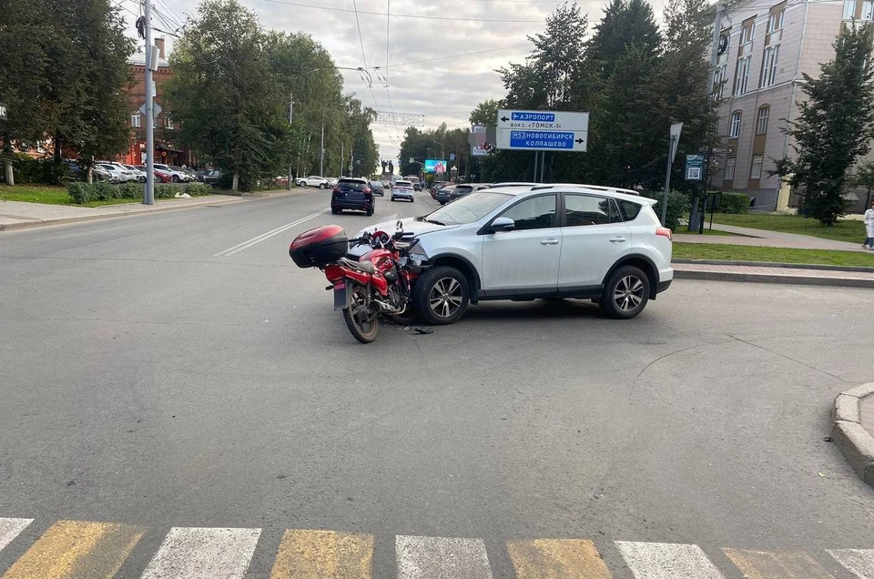 Авария произошла на перекрестке проспекта Ленина и улицы Савиных