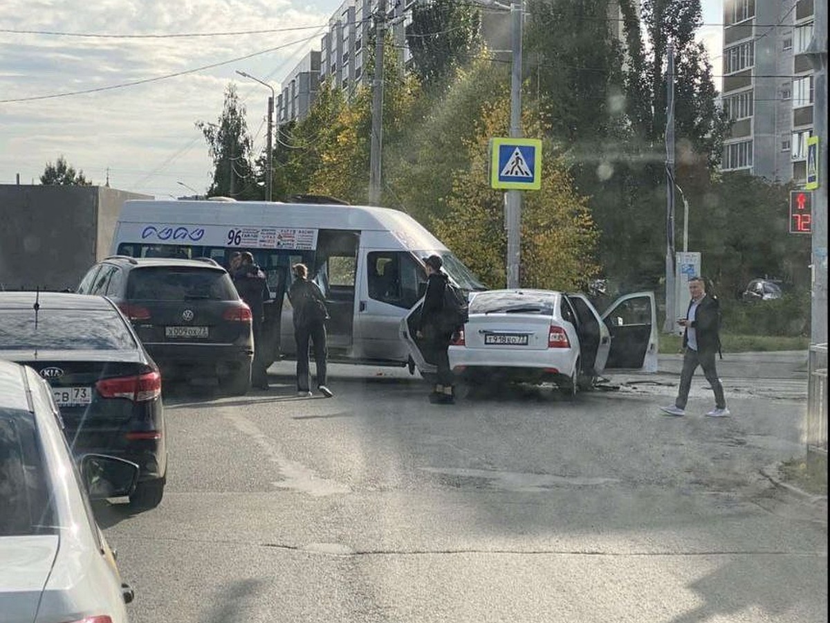 В Ульяновске в столкновении маршрутки №96 и «Приоры» пострадали три  человека - KP.RU