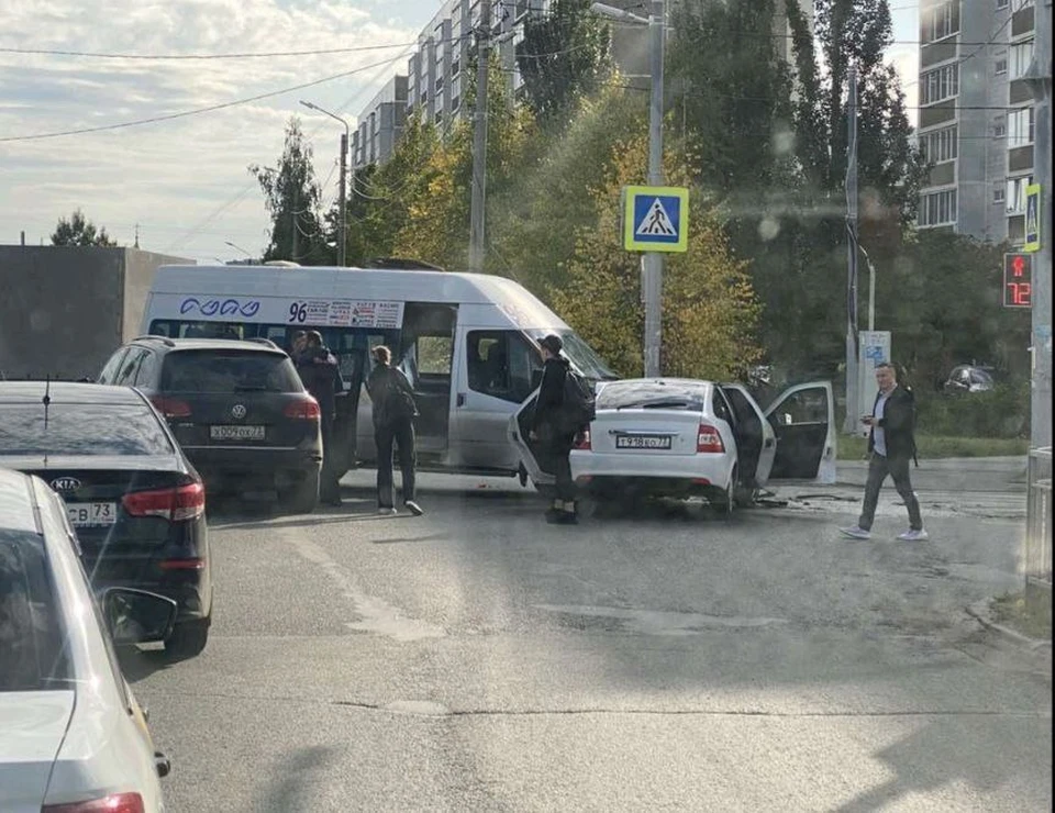 В Ульяновске в столкновении маршрутки №96 и «Приоры» пострадали три человека | ФОТО: телеграм-канал Ульяновская_Ё бласть