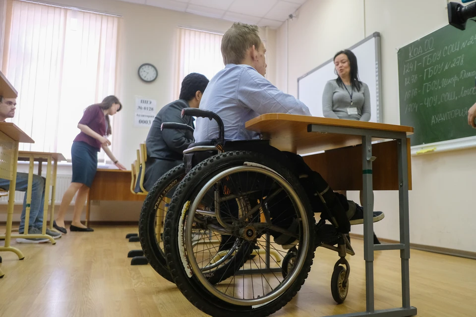 Студенты-инвалиды и одаренные сироты получат стипендии губернатора Ленобласти.