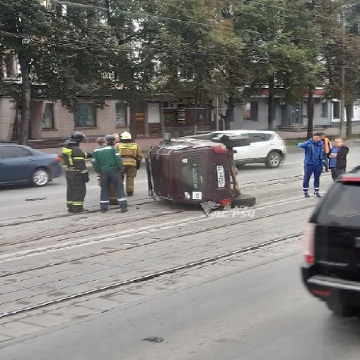 Нива» опрокинулась на бок на Богдана Хмельницкого в Новосибирске - KP.RU