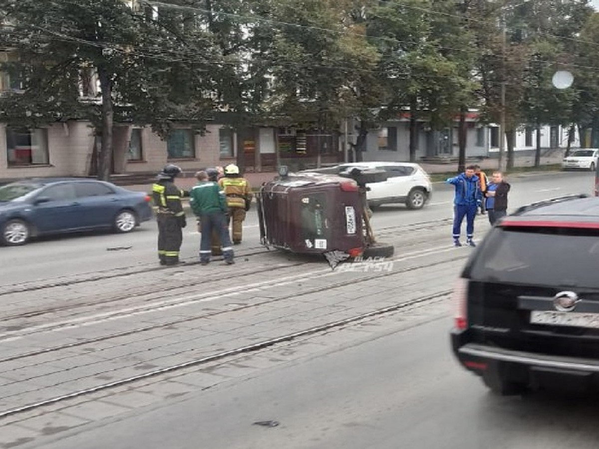 Нива» опрокинулась на бок на Богдана Хмельницкого в Новосибирске - KP.RU