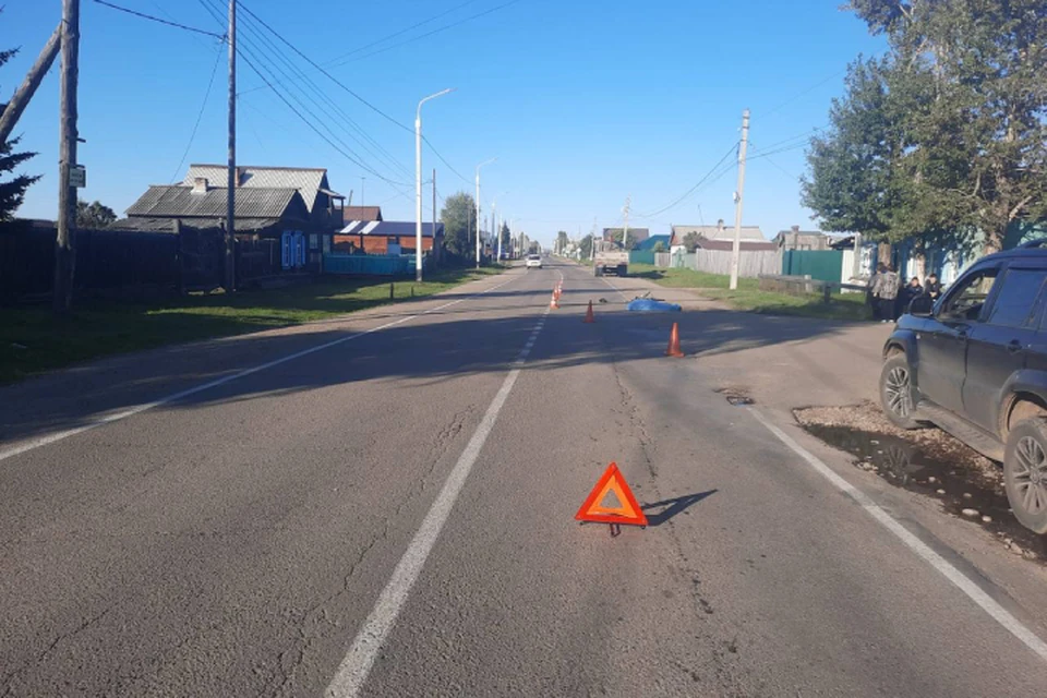 Пенсионер на велосипеде погиб после столкновения с грузовиком в Хомутово. Фото: Госавтоинспекция Иркутска