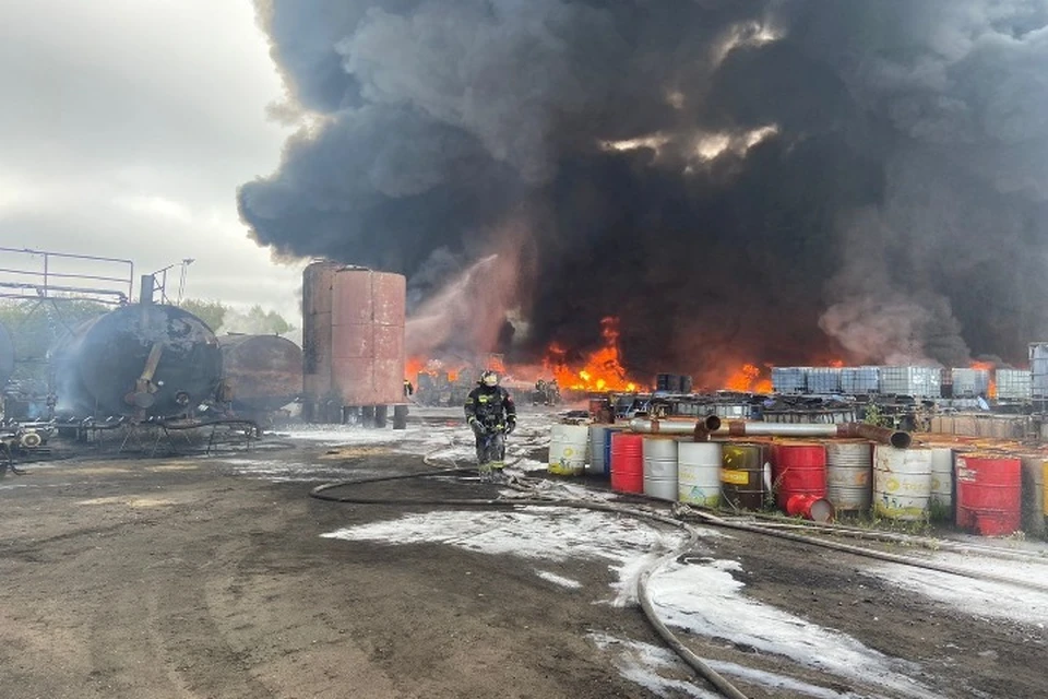 В Тутаевском районе на бывшем химическом предприятии горят емкости с мазутом