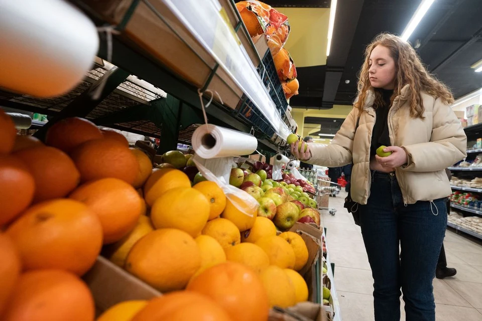 В Новосибирске за месяц выросли цены на апельсины и огурцы.