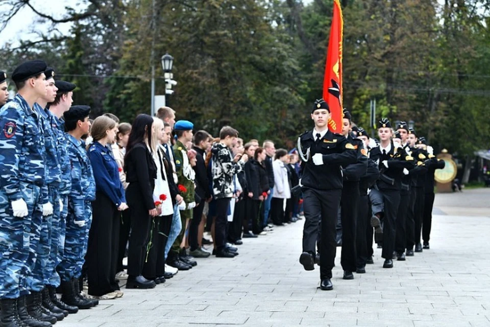 В Ярославле школьники приступили к несению Почетного караула на Посту №1