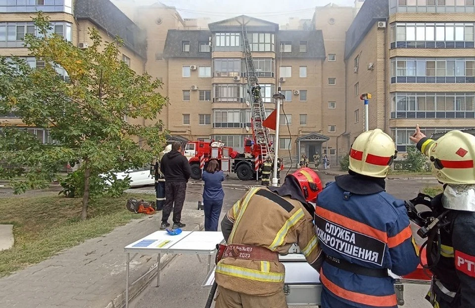 Спасатели тушат пожар в доме. Фото: ГУ МЧС по Волгоградской области.