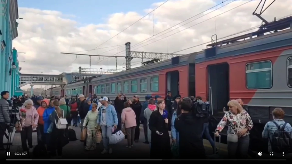 Пассажиры самолета, аварийно севшего в поле под Новосибирском, прибыли в Омск.