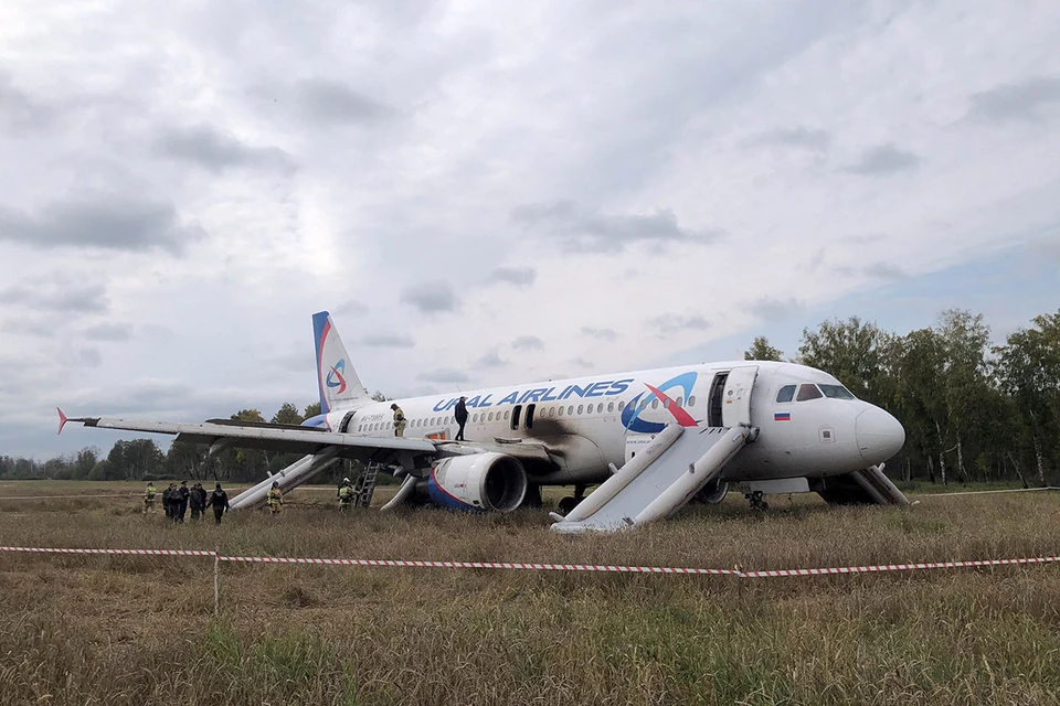 Экипаж «Уральских авиалиний» смог экстренно посадить в Новосибирской области судно, на борту которого находился 161 пассажир