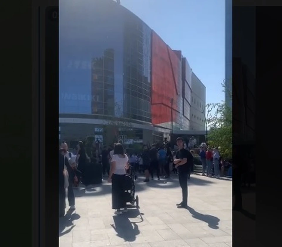Эвакуировали всех, кто находился в торговом центре (Фото: скрин с видео).