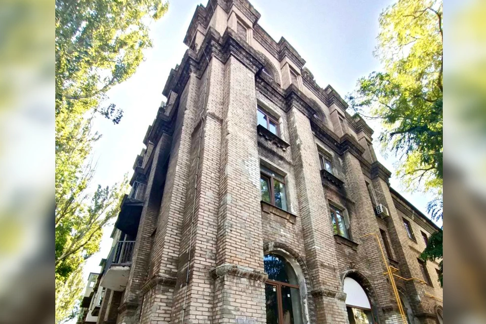 Старинному зданию 1954 года постройки в Мариуполе вернут исторический облик после ремонта. Фото: «РКС-НР»