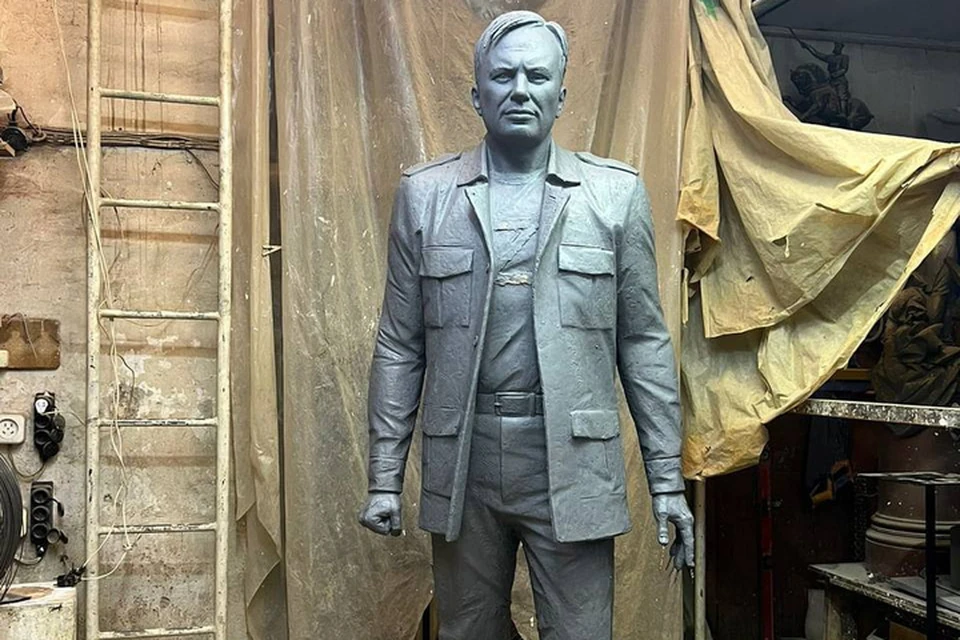 На монументе он изображен одетым во френч, в котором он посещал форум "Мы вместе с Россией" в июле 2022 года. ФОТО: тг-канал Александра Малькевича