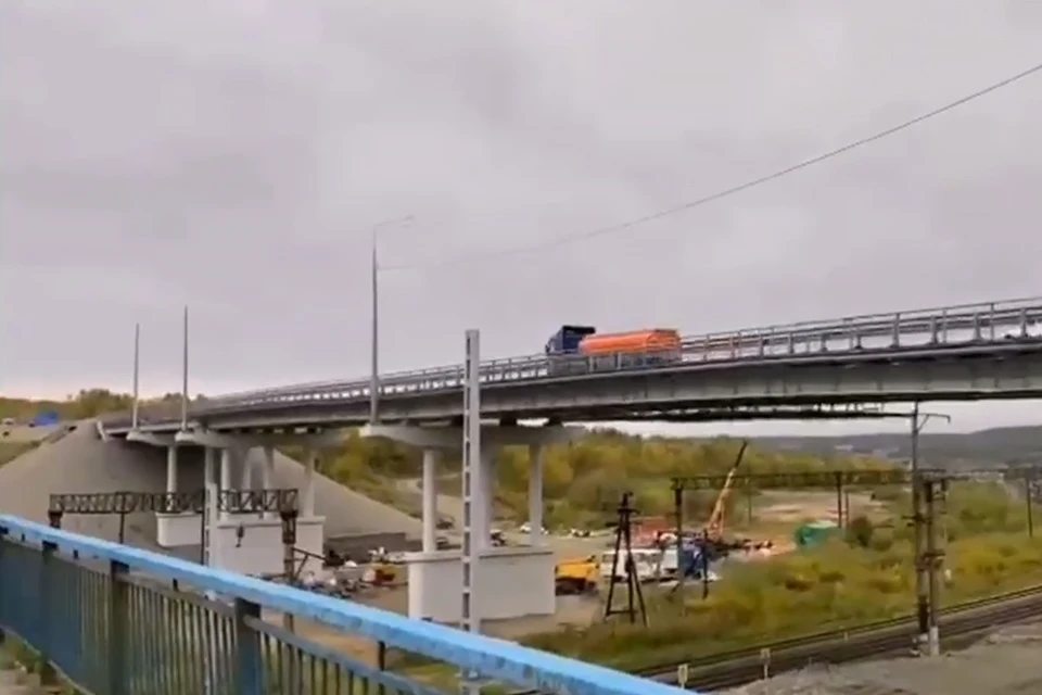 Теперь предстоит демонтировать старый мост, чтобы продолжить развитие станции Выходной. Фото: t.me/telerzd