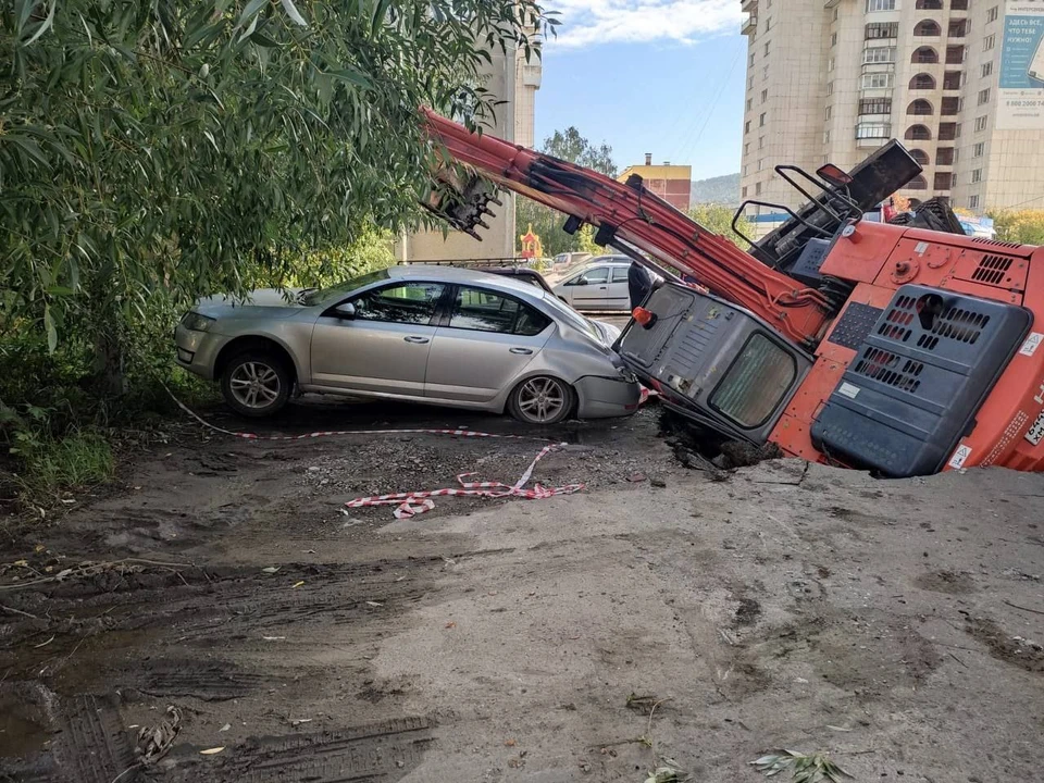 Уходя под землю, экскаватор завалился набок. Фото: УГИБДД Челябинской области