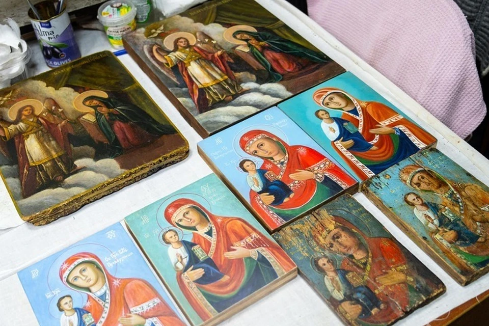 Молитвенные иконы, написанные в Омске, будут отправлены в Стаханов. Фото - Минкультуры Омской области