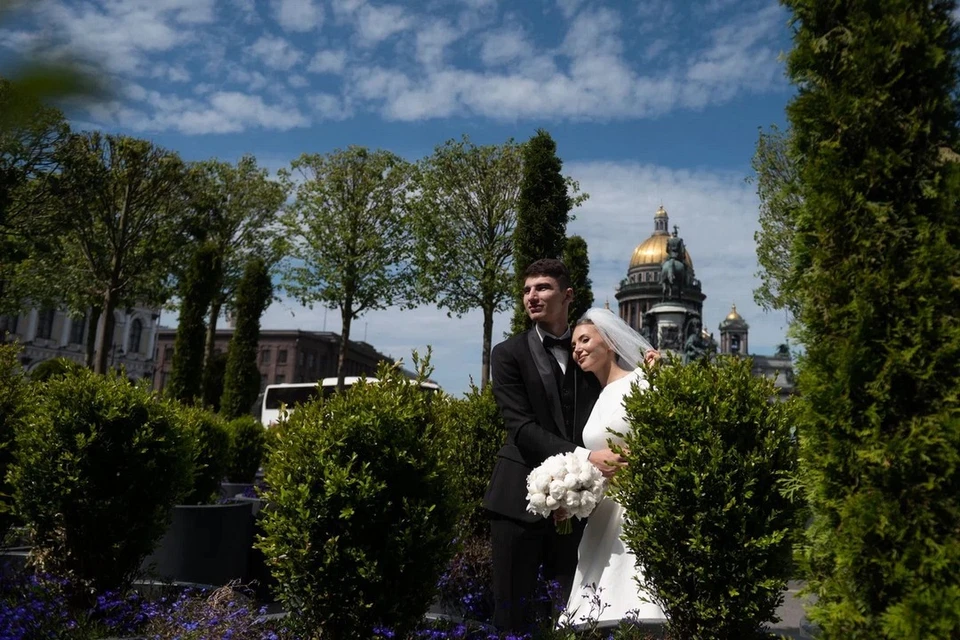 Молодожены летом 2023 года в Петербурге сыграли рекордное за последние пять лет число свадеб.
