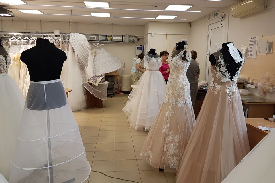 Жительнице Новосибирска хотели продать грязное платье в свадебном салоне.