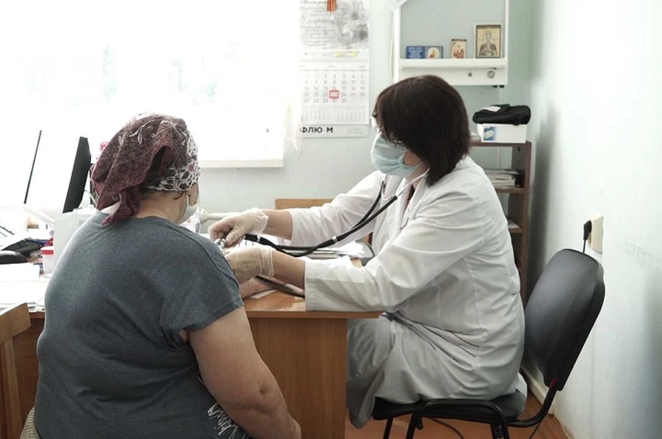 Пожилых жителей отдаленных районов Костромской области возят на вакцинацию машинами КСЦОНов. ФОТО: правительство Костромской области