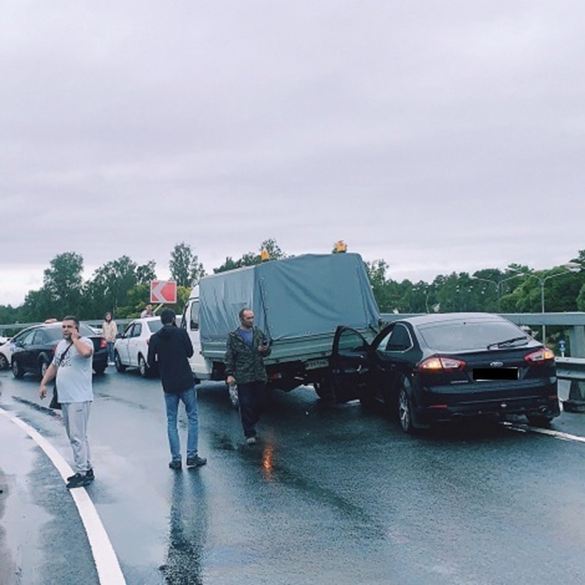 На дорогу разлили масло: Десять машин попали в ДТП на КАД Петербурга - KP.RU