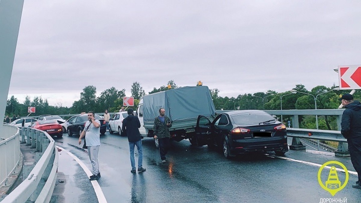 На дорогу разлили масло: Десять машин попали в ДТП на КАД Петербурга - KP.RU