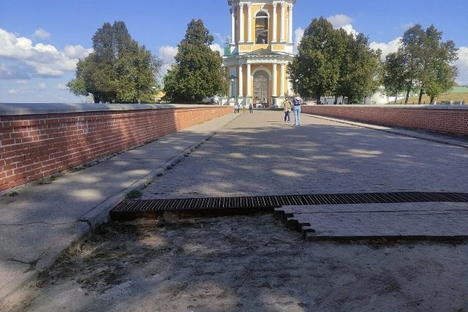 Рабочие самовольно стали разбирать брусчатку на Глебковом мосту Рязанского кремля.