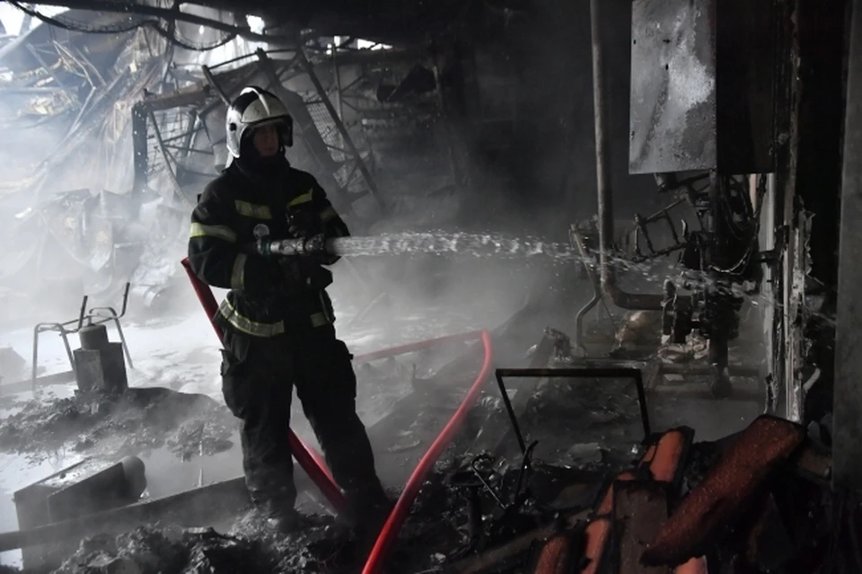 Под Ростовом на полыхающем складе продолжают работать спасатели