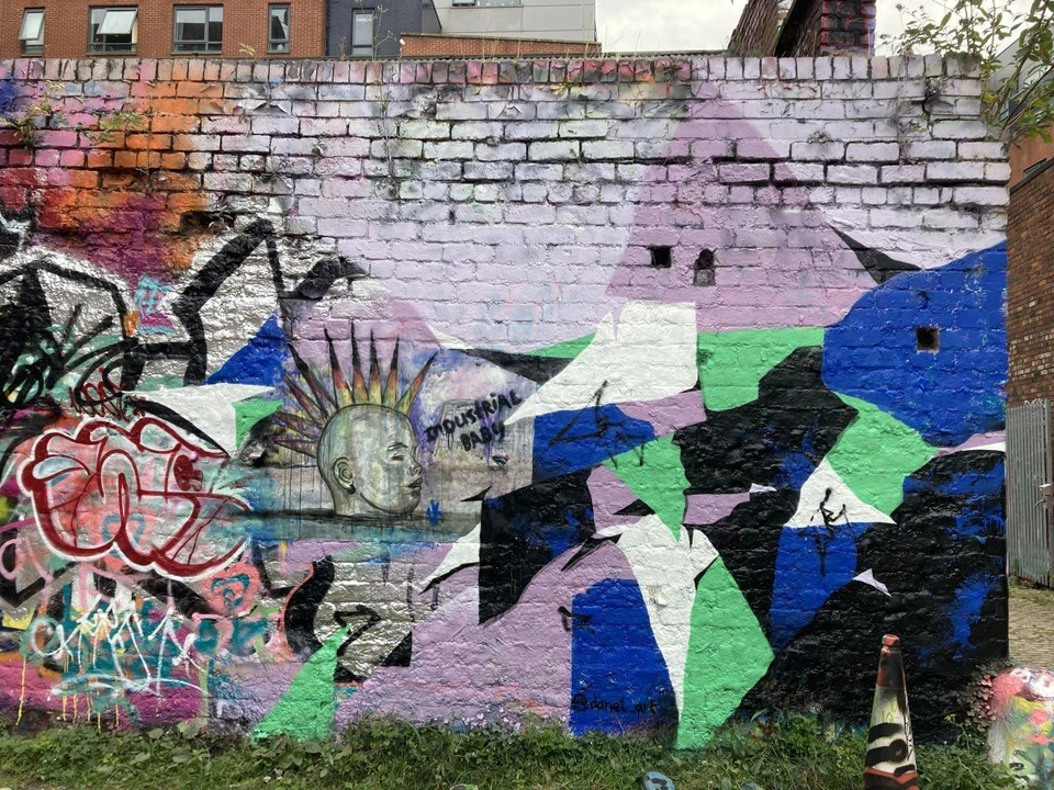 В Великобритании появилось граффити с изображением арт-объекта из Екатеринбурга. Фото: telegram-канал «Шахов на ветке»